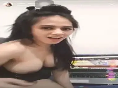 Selebgram Cantik Live IG Pamer Dada Tobrut poster