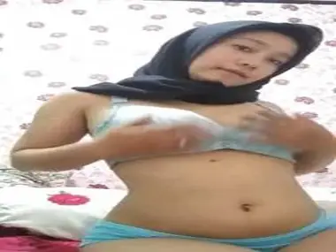 Ukhti Hijab Cantik Sange Pasrah Digenjot Kasur poster